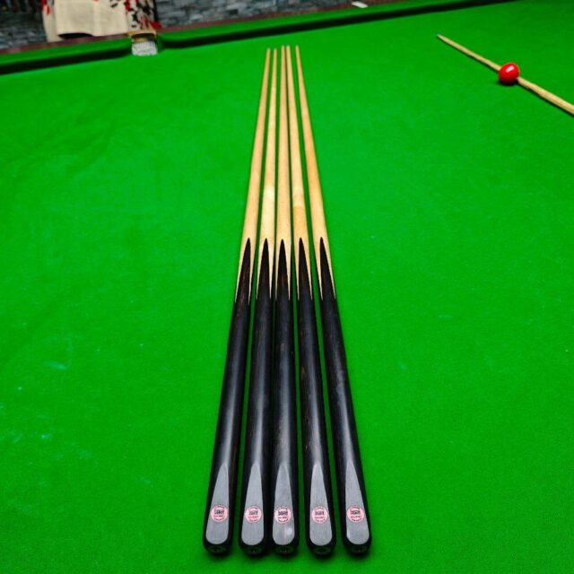 Model Maple cue with black handle 4 Splices