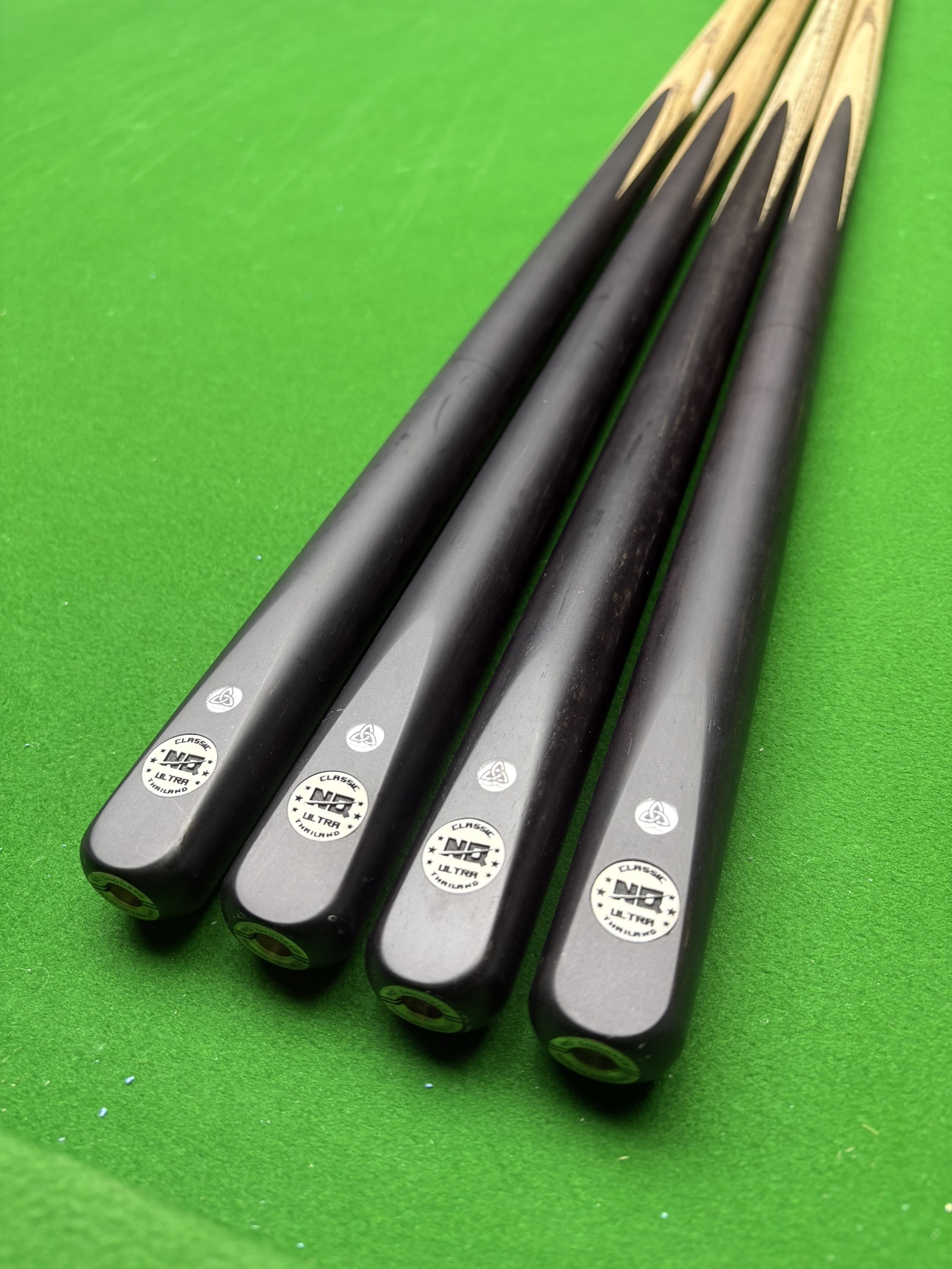 Model Black handle snooker cue 4 Splices NQ Classic